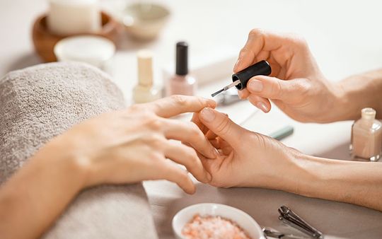 Durchführung einer Maniküre bei Angelika Nails in Graz-Umgebung